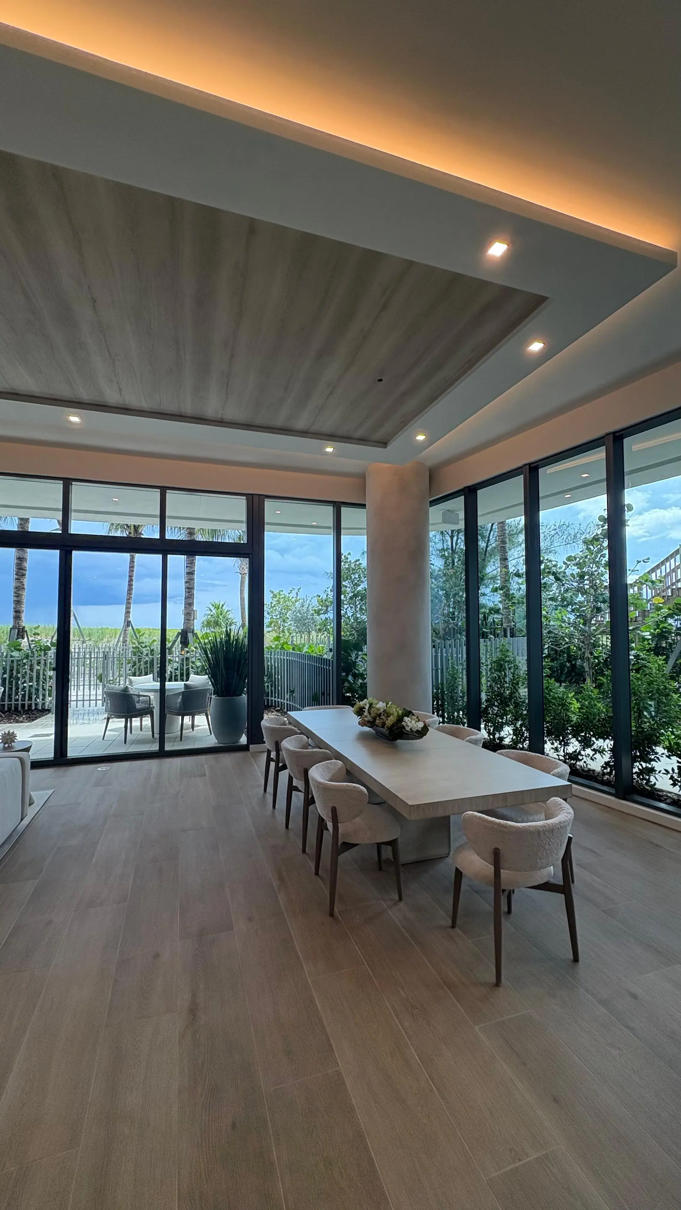 Ventanales de piso a techo en un proyecto de Lordes Development