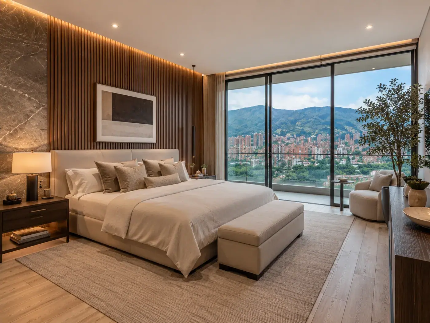 Alcoba principal remodelada en Medellín, con muro de listones de madera en la cabecera y ventanal de piso a techo sobre la ciudad