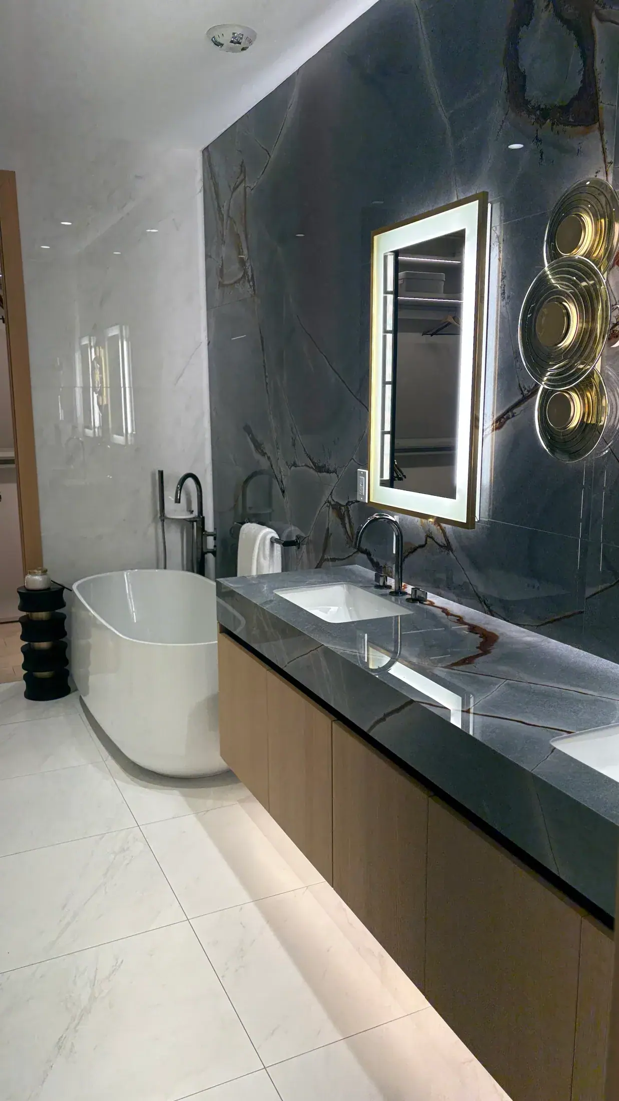 Bathroom in dark quartzite with a freestanding tub