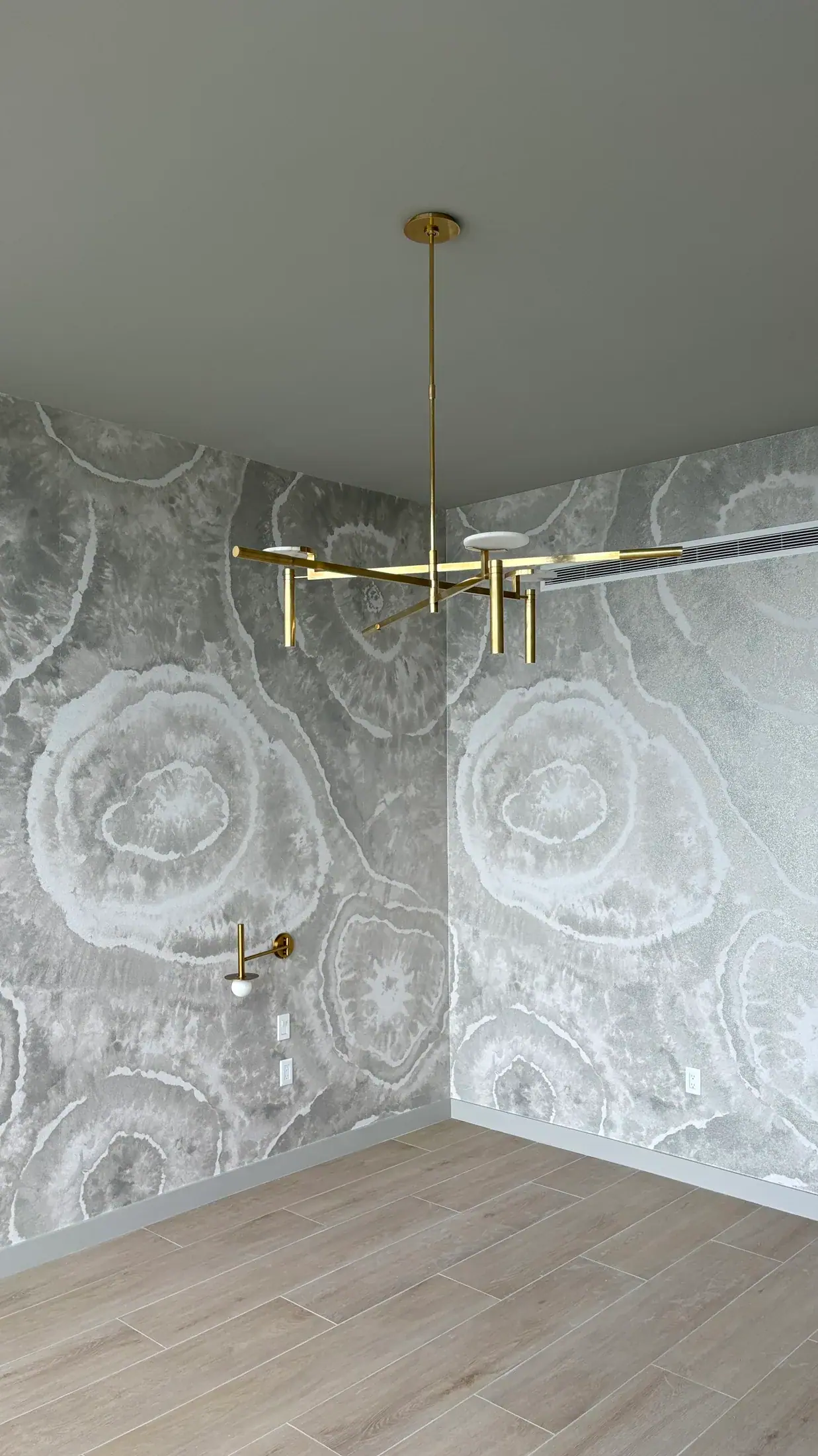 Agate-look porcelain carried across two walls and the corner