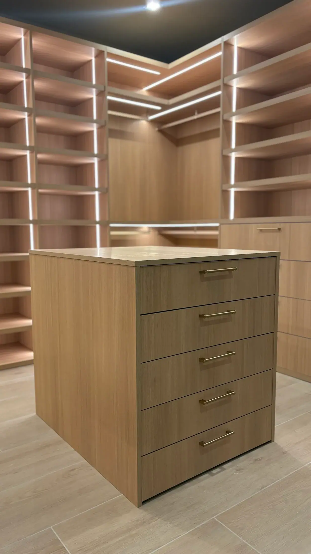Dressing room in oak with a drawer island and hanging on two levels