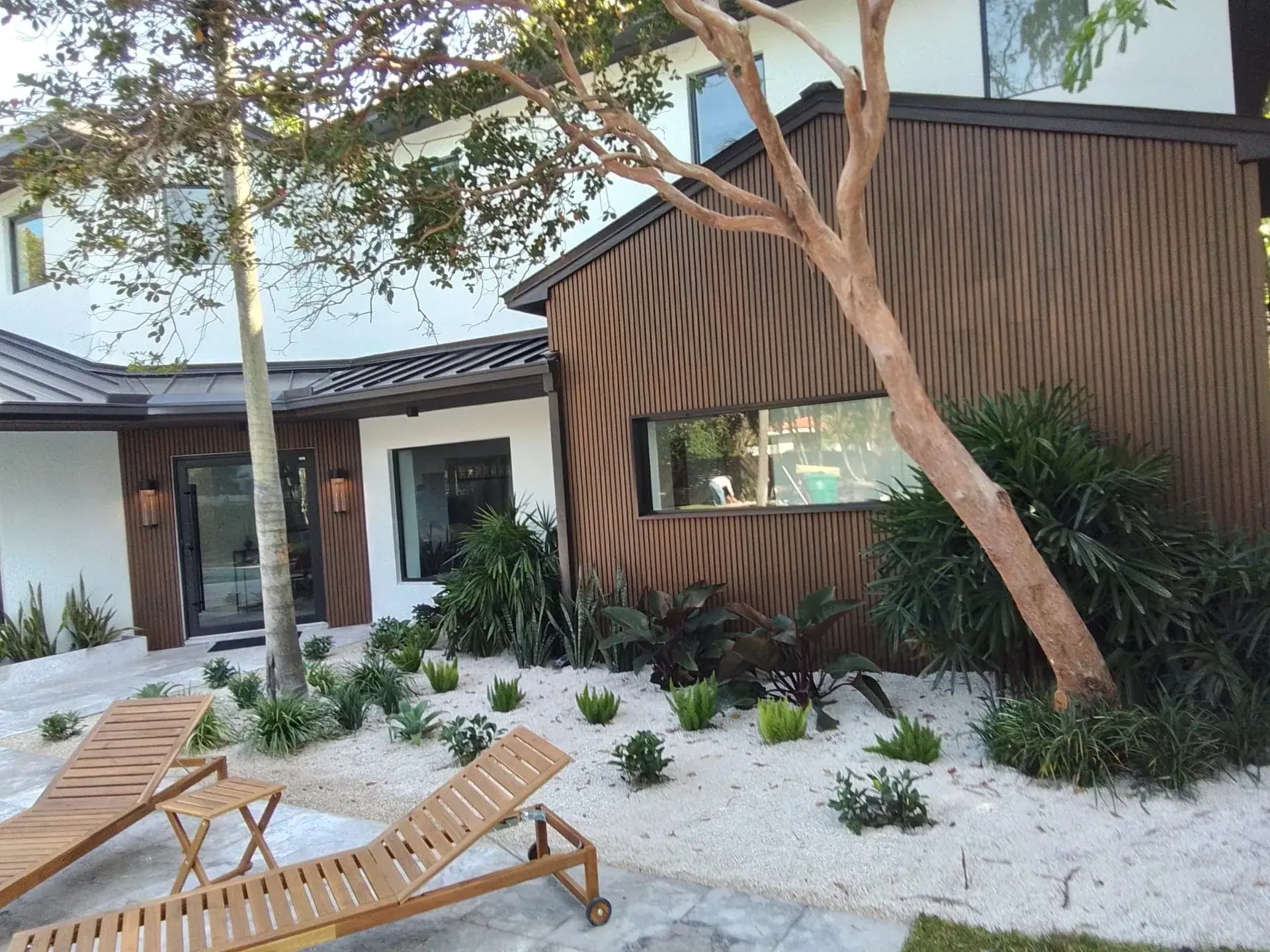 Wood-slat facade with gravel planting