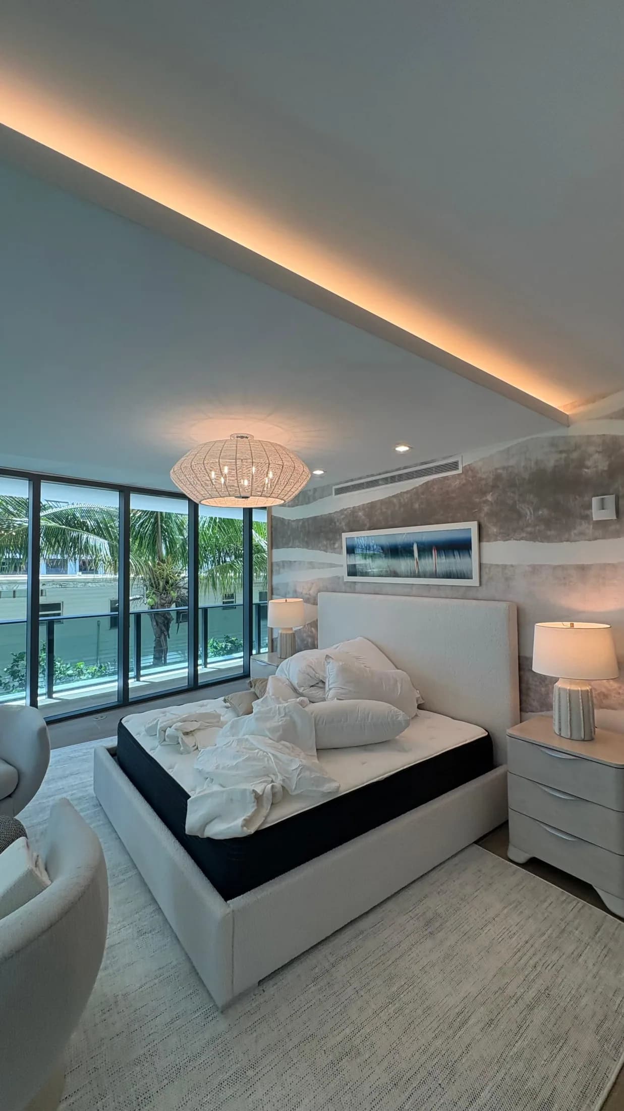 Dormitorio con iluminación integrada y vista al agua