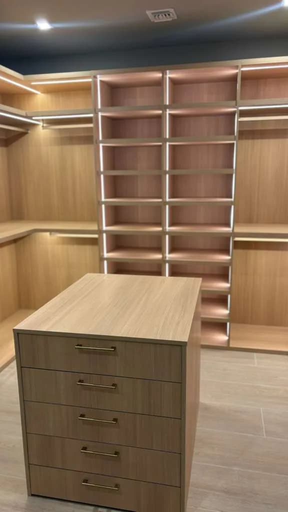 Vestidor a medida con estantería e iluminación integradas