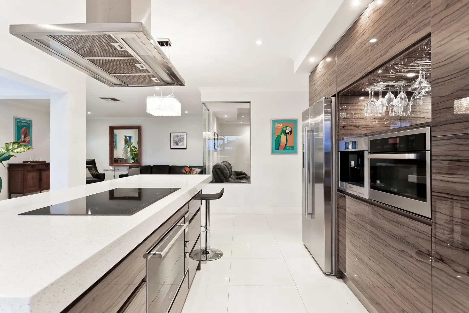 Cocina a medida con isla y acabados de primera de Lordes Development