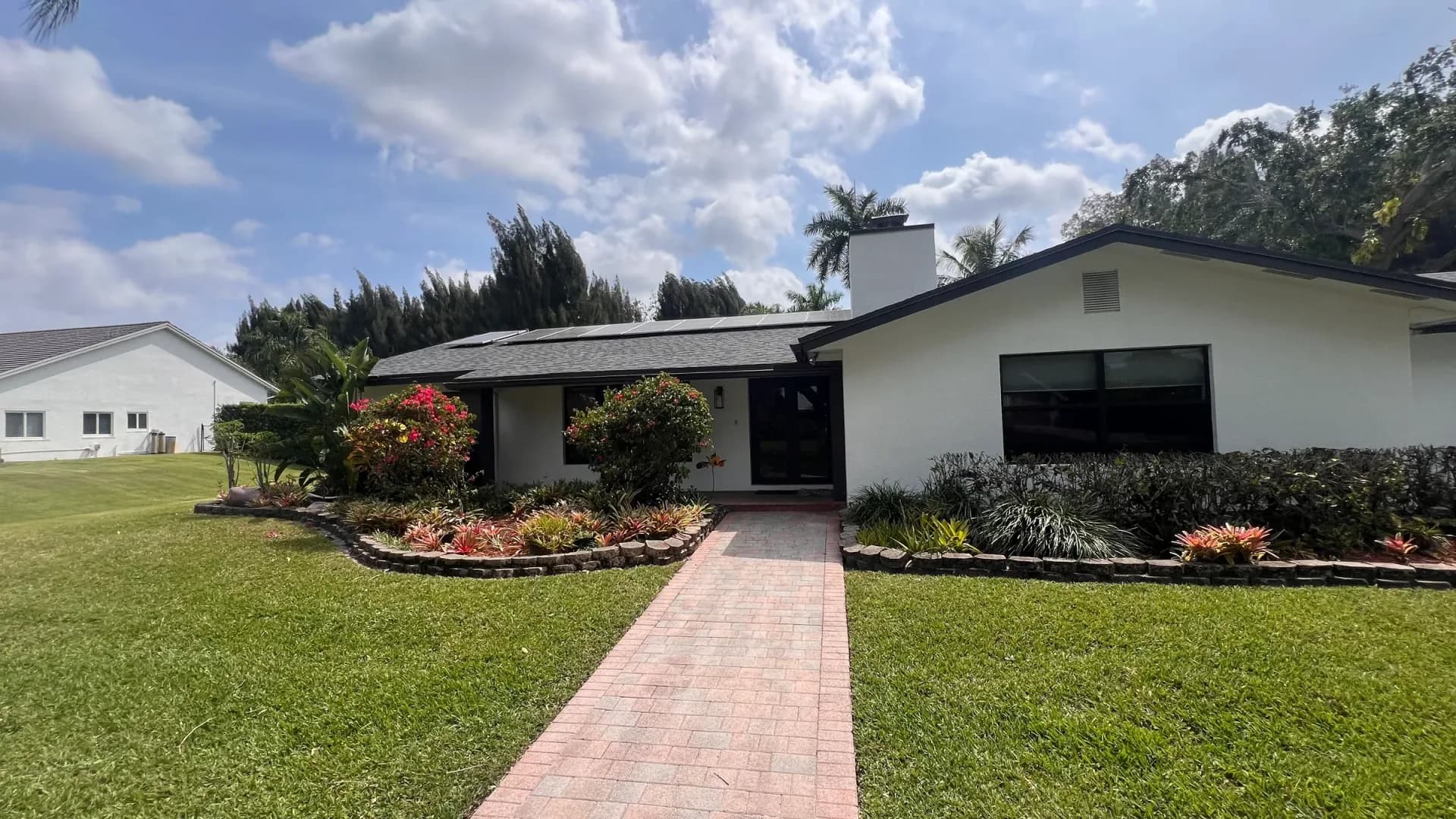 Trabajo de mantenimiento en una propiedad del sur de Florida